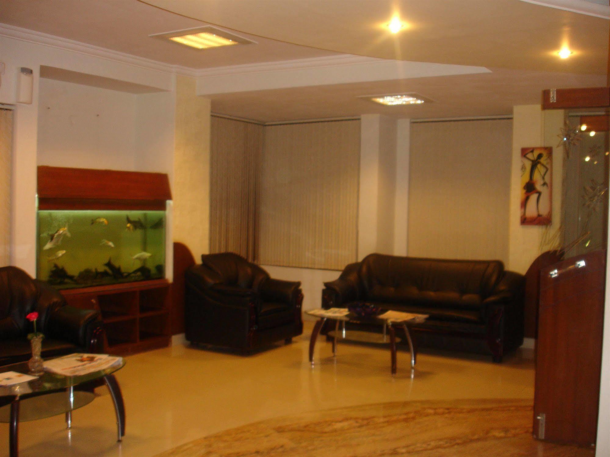 Oyo 5934 Lokaz Hotel Bangalore Ngoại thất bức ảnh